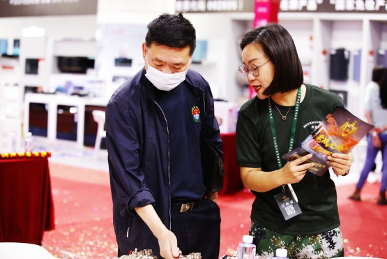 老戰(zhàn)友地?zé)嶙屛曳判南硎芏諟嘏?>
                                </div>
                            </div>
                            <div   id=