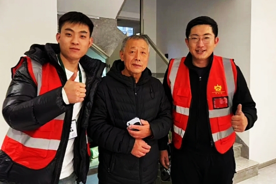 就是因?yàn)榻K身免費(fèi)上門，我才選擇了老戰(zhàn)友地?zé)?>
                                </div>
                            </div>
                            <div   id=